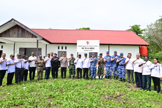 Pangkodau III Resmikan Pos TNI AU Abreso di Manokwari Selatan