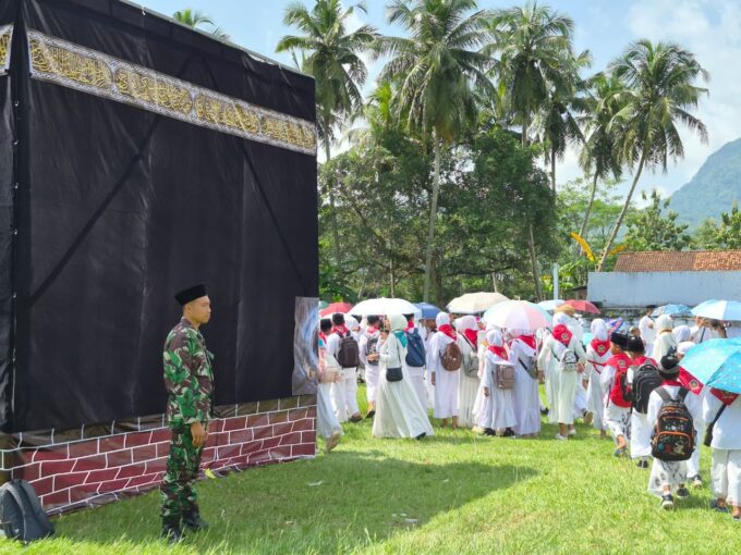 Babinsa Kampak Dampingi Manasik Haji Siswa SD, Perkuat Pendidikan Karakter di Trenggalek
