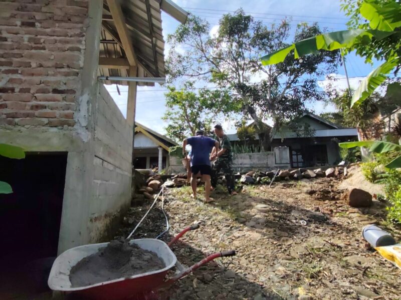 Bangun Desa, Babinsa Kodim Ponorogo Ikut Kerja Bakti Lebarkan Jalan