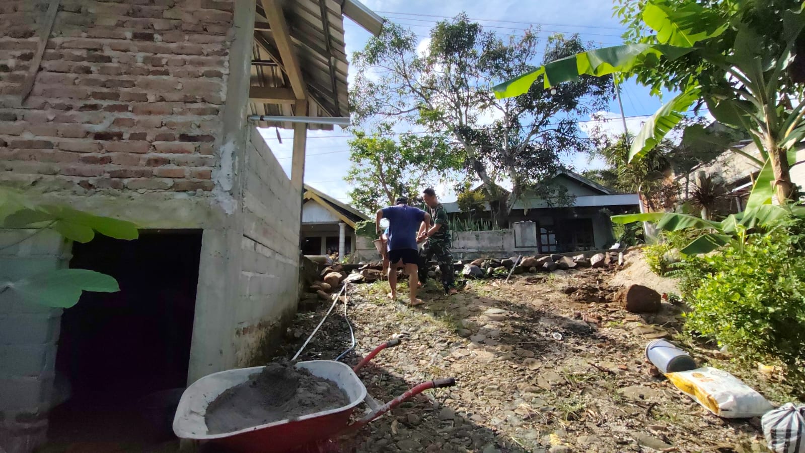 Bangun Desa, Babinsa Kodim Ponorogo Ikut Kerja Bakti Lebarkan Jalan