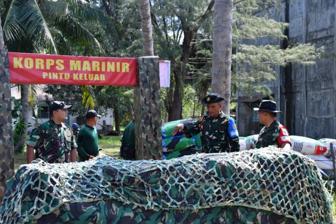 ASOPS PANGKORMAR TINJAU LATPRATUGAS SATGASMAR PUTER XXX DAN LATIHAN SATUAN DASAR BRIGIF 4 MAR/BS DI TELUK RATAI
