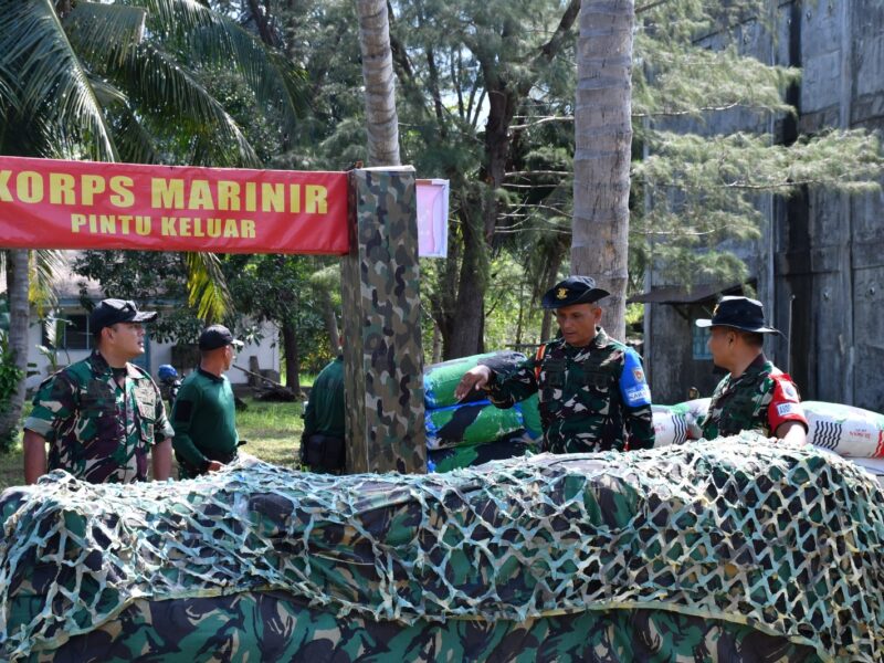 ASOPS PANGKORMAR TINJAU LATPRATUGAS SATGASMAR PUTER XXX DAN LATIHAN SATUAN DASAR BRIGIF 4 MAR/BS DI TELUK RATAI