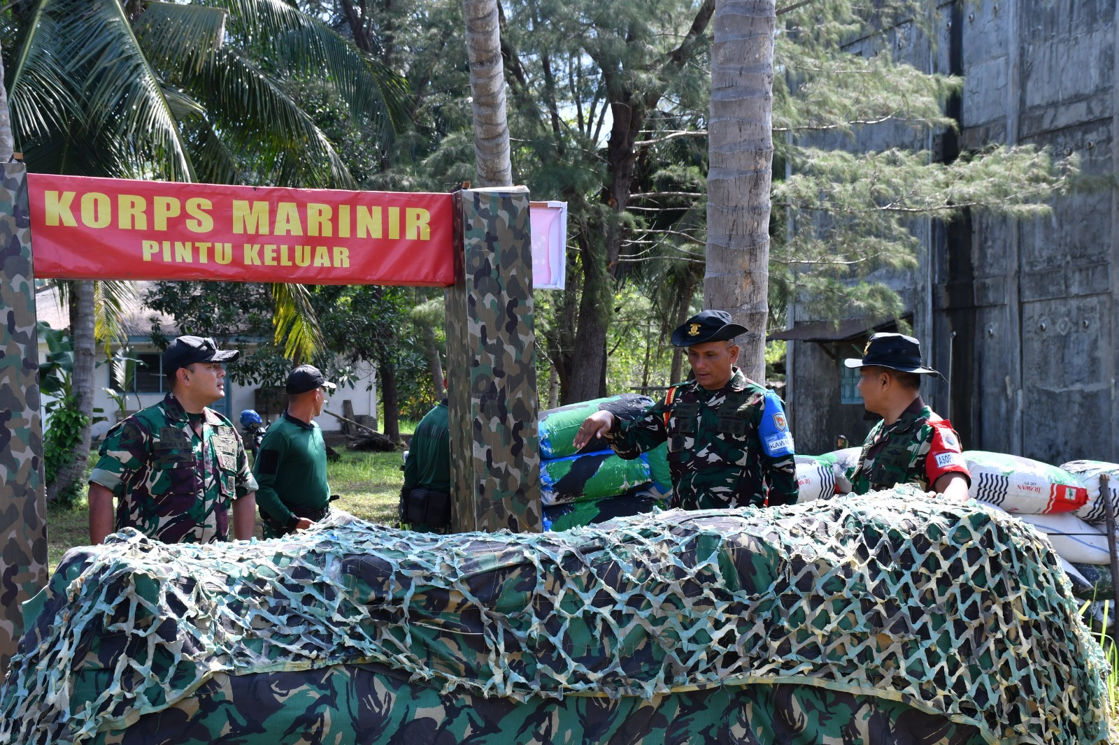 ASOPS PANGKORMAR TINJAU LATPRATUGAS SATGASMAR PUTER XXX DAN LATIHAN SATUAN DASAR BRIGIF 4 MAR/BS DI TELUK RATAI