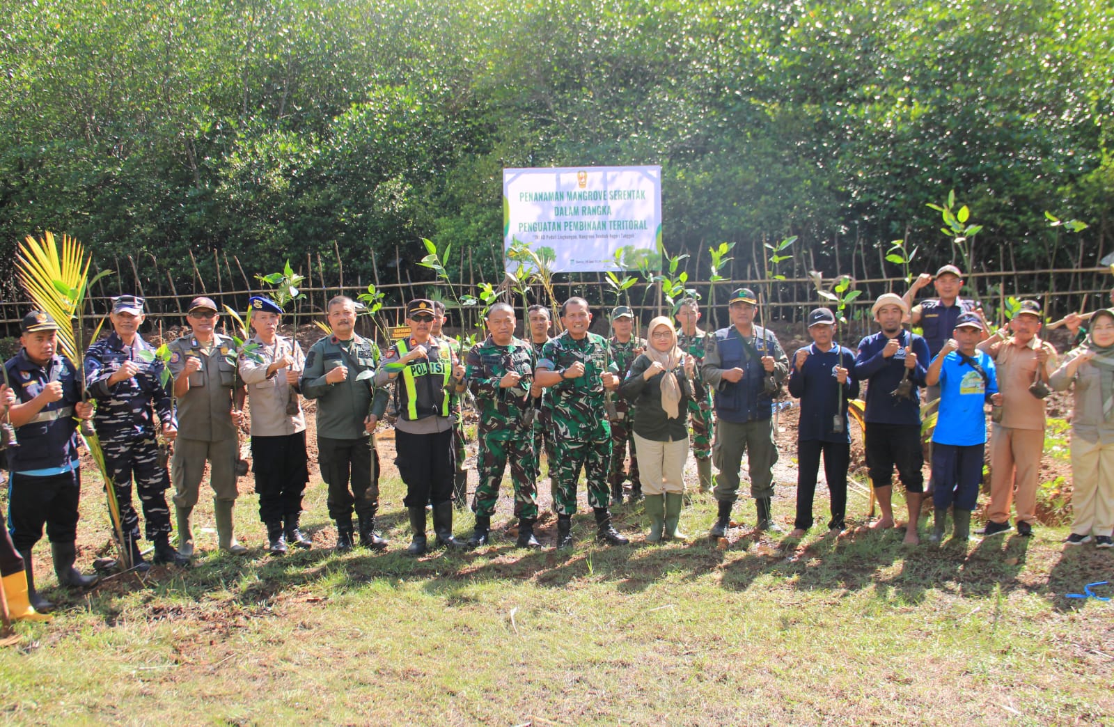 Kodim 0806/Trenggalek dan Pemkab, Tanam 1.500 Mangrove di Watulimo Untuk Gegah Abrasi