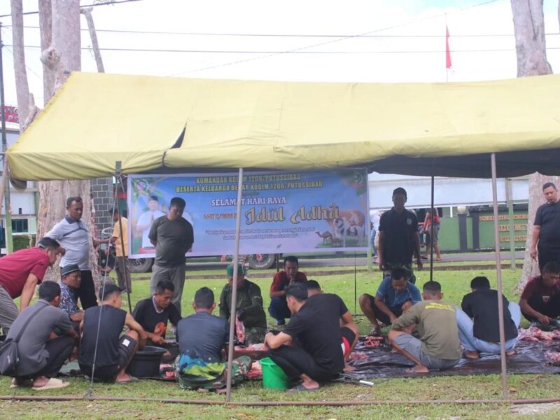Wujud Ketaatan dan Keikhlasan, Kodim 1206 Putussibau Salurkan Daging Qurban untuk Perkuat Kemanunggalan TNI-Rakyat – Detiktoday.com