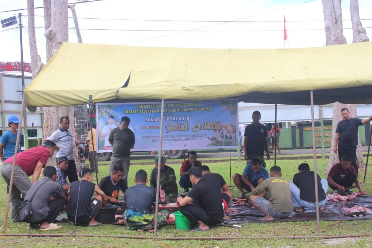 Wujud Ketaatan dan Keikhlasan, Kodim 1206 Putussibau Salurkan Daging Qurban untuk Perkuat Kemanunggalan TNI-Rakyat – Detiktoday.com