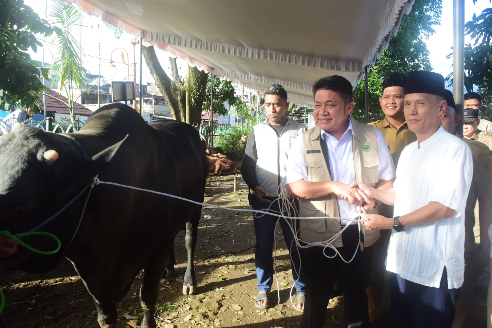 Herman Deru Titip Pesan Kepedulian Saat Serahkan Sapi Kurban 1,3 Ton untuk Masjid Agung Palembang – Detiktoday.com