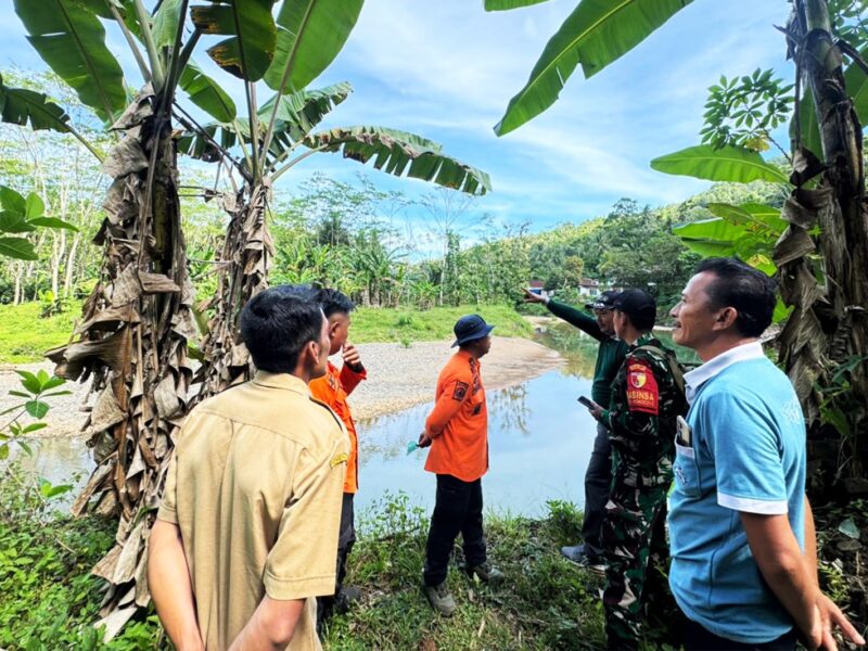 TNI-BPBD Trenggalek Tinjau Tebing Sungai Banjar, Warga Diminta Waspada Longsor  