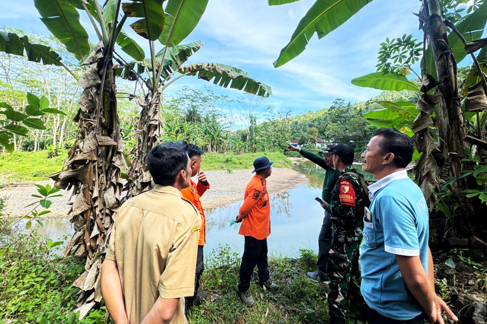 TNI-BPBD Trenggalek Tinjau Tebing Sungai Banjar, Warga Diminta Waspada Longsor  