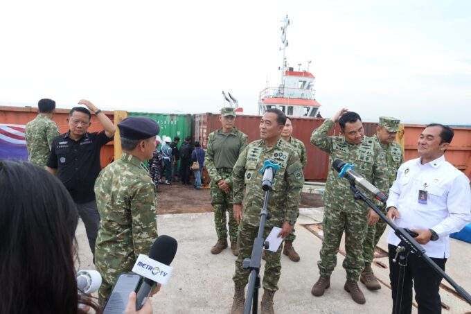 Kasum TNI Tinjau Kapal Penyelundup LTJ dan Radioaktif Ilegal di Batam