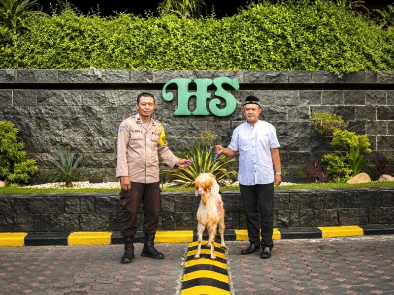 Semarak Iduladha 1447 H, Hotel Santika Pandegiling Surabaya Serahkan Hewan Kurban untuk Polsek Tegalsari – Detiktoday.com