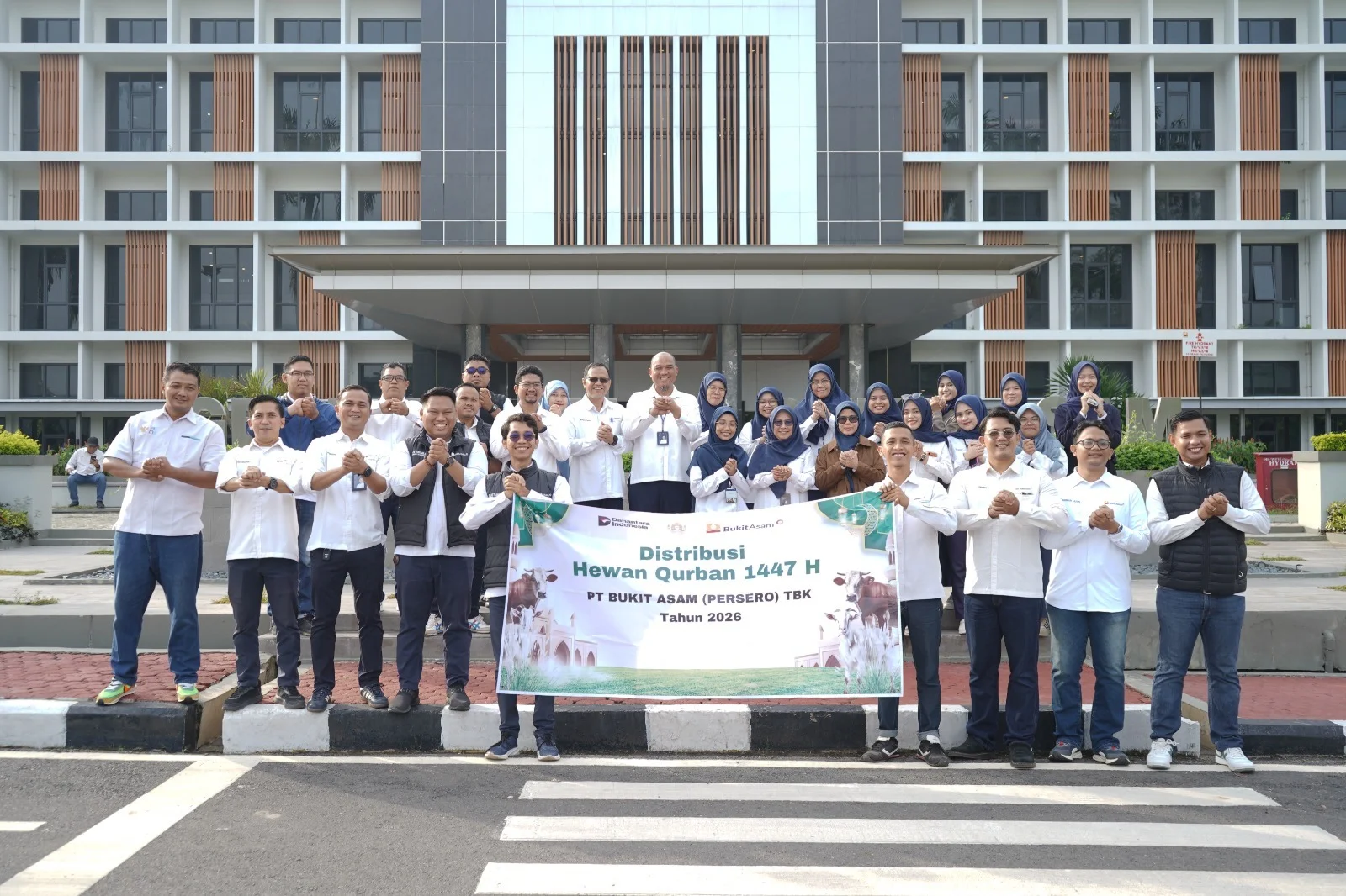 Tebar Kebahagiaan Idul Adha, PTBA Salurkan 300 Hewan Kurban di Berbagai Wilayah Operasional – Detiktoday.com