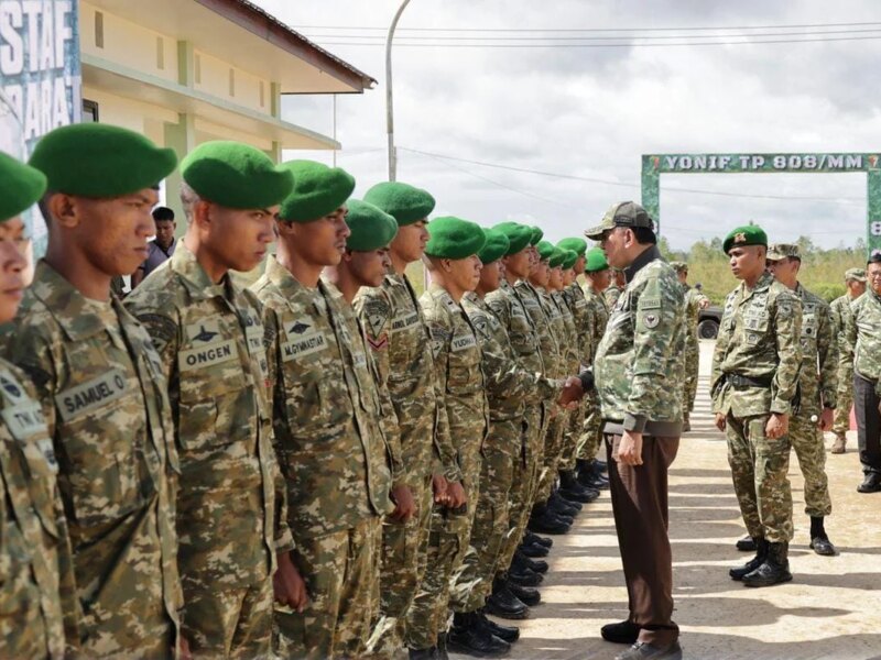 Danrem 182/JO Dampingi Menhan Tinjau Batalyon Infanteri Teritorial Pembangunan 808/Mbahammatta  – Detiktoday.com