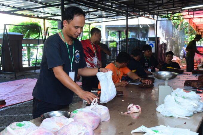 MASYARAKAT TERIMA PEMBAGIAN DAGING QURBAN KORPS MARINIR DI MASJID JANNATIN
