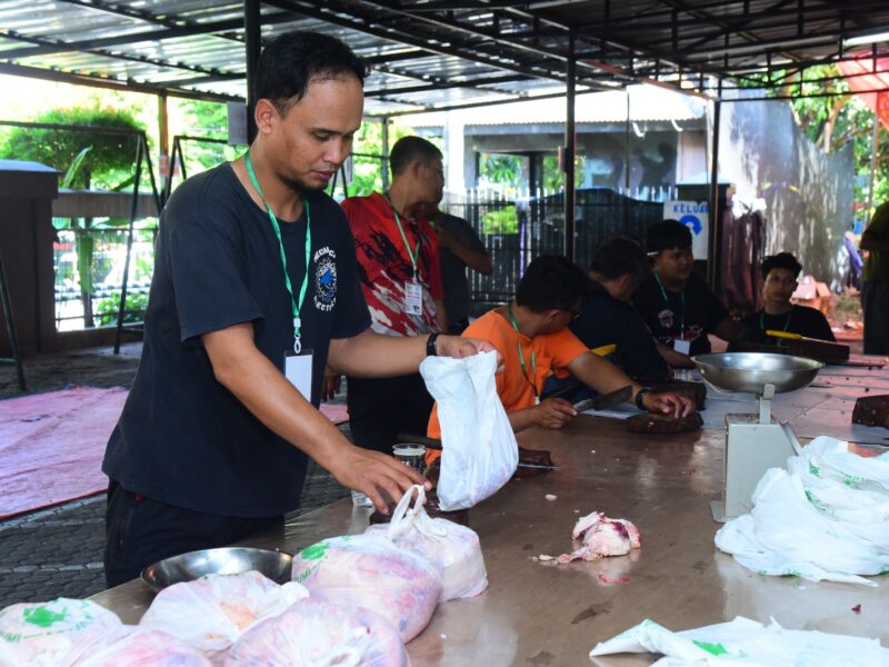 MASYARAKAT TERIMA PEMBAGIAN DAGING QURBAN KORPS MARINIR DI MASJID JANNATIN