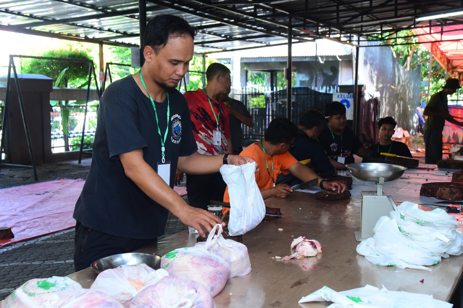 MASYARAKAT TERIMA PEMBAGIAN DAGING QURBAN KORPS MARINIR DI MASJID JANNATIN