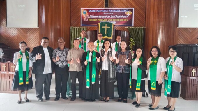 Pangdam XVIII/Kasuari dan Ketua Persit Daerah Beribadah Bersama Jemaat GKI Imanuel Fakfak – Detiktoday.com