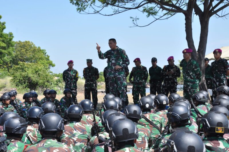 KAS KORMAR TINJAU LATIHAN PRAJURIT KORPS MARINIR DI PASURUAN