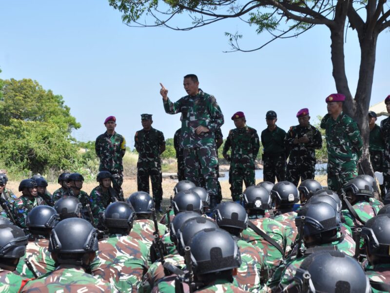 KAS KORMAR TINJAU LATIHAN PRAJURIT KORPS MARINIR DI PASURUAN