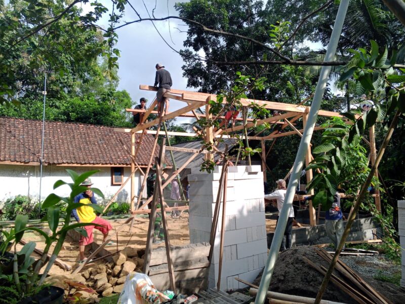 Babinsa Sedayugunung Dampingi Pembangunan Rutilahu, Rangka Rumah Warga Mulai Berdiri