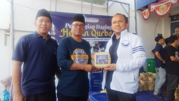 DPD Partai NasDem Sidoarjo Bagikan Ratusan Paket Daging Kurban untuk Kader dan Warga – Detiktoday.com