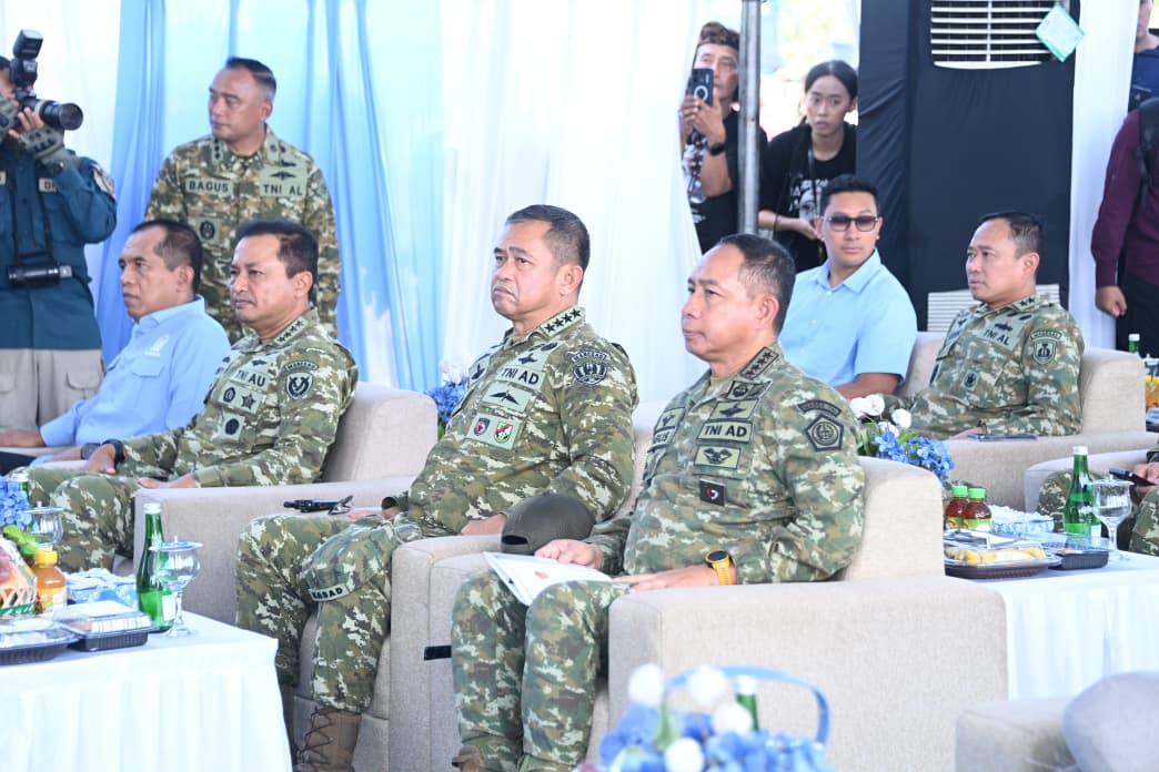 Panglima TNI Bersama Menteri Pertanian Melaksanakan Panen Raya Kedelai Ketahanan Pangan TNI AL di Nganjuk