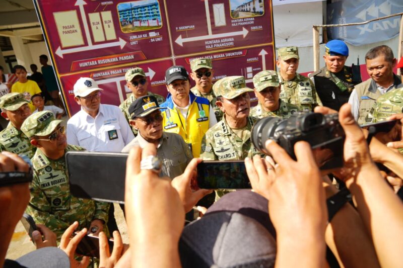 Kasum TNI Tinjau Rehabilitasi Pascabencana dan Serahkan Bantuan Air Bersih di Tapanuli