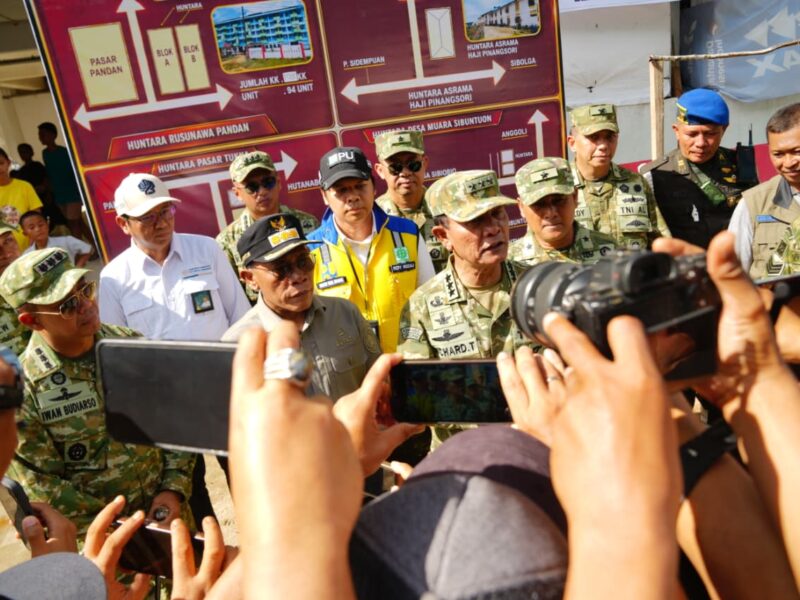 Kasum TNI Tinjau Rehabilitasi Pascabencana dan Serahkan Bantuan Air Bersih di Tapanuli