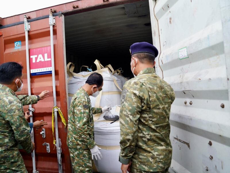 Kasum TNI Tinjau Pemeriksaan Kontainer Mineral Hasil Penindakan TNI AL di Batam