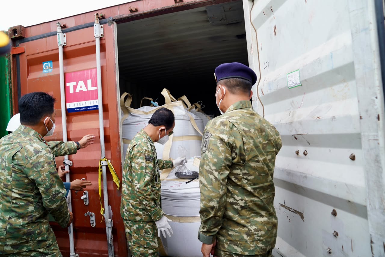 Kasum TNI Tinjau Pemeriksaan Kontainer Mineral Hasil Penindakan TNI AL di Batam