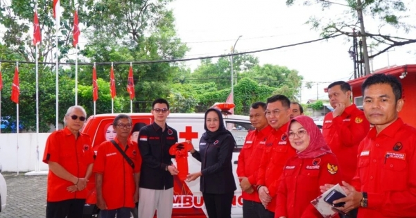 DPD PDI Perjuangan Lampung Serahkan Satu Unit Ambulans ke DPC PDI Perjuangan Pesisir Barat