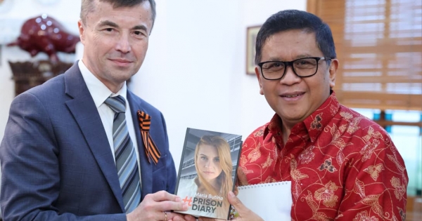 Dubes Rusia Beri Buku tentang Pengalaman di Penjara Maria Butina ke Sekjen PDI Perjuangan