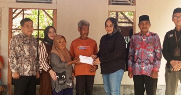 Ida Nurlaela Bantu Bangun Kembali Rumah Warga Pangandaran, yang Roboh Akibat Angin Kencang