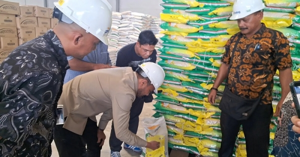 Jamaluddin Sidak Stok Beras Pemerintah dan Bantuan Pangan di Bulog Meulaboh