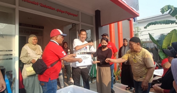 Kader PDI Perjuangan Dilarang Punggungi Rakyat, Ketua DPC Jaktim Rio Sambodo Bagikan Hewan Kurban di Pondok Kelapa