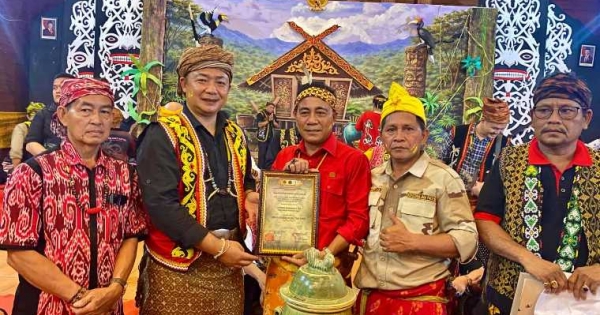 Krisantus Raih Gelar Adat Cendaga Bandar Bicara Tuah Benua di PGD ke-40