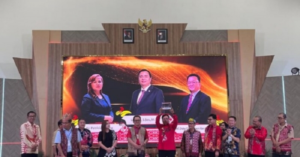 Lasarus Terima Penghargaan Keling Kumang Award Sebagai Tokoh Iban Inspirator