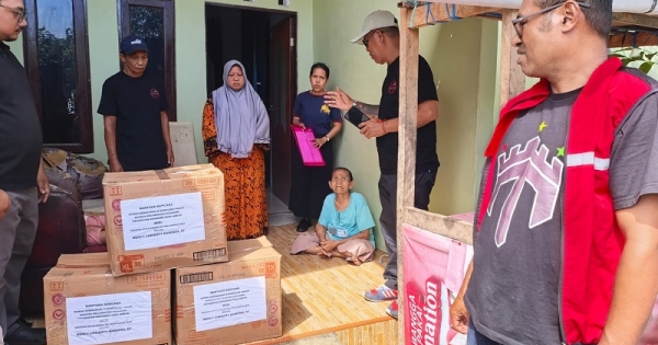 Mercy Barends Salurkan Bantuan Kemanusiaan ke Korban Kebakaran di Kawasan Pohon Mangga, Air Salobar