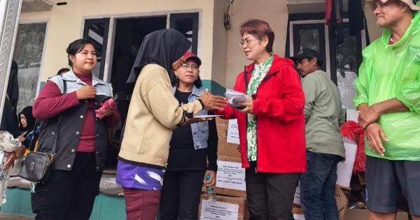 Mercy Barends Salurkan Bantuan Sembako dan Uang Tunai Bagi Korban Longsor BTN Gadihu Indah Ambon