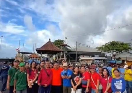 Nyoman Parta Turun Langsung Menyapa Para Petugas Kebersihan Tanpa Sekat Formalitas