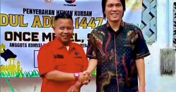 Once Mekel Salurkan Puluhan Hewan Kurban untuk Warga Prasejahtera di Jakarta