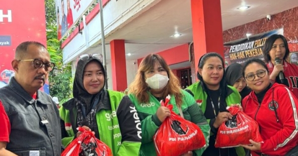 Peringati Hari Buruh, Banteng Kota Surabaya Salurkan 'MBG" ke Para Ojol
