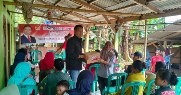 Reses di Subang, TB Hasanuddin Serap Aspirasi dan Bagikan Bantuan Sembako