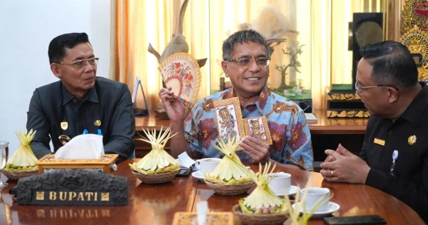 Samuel Wattimena Dorong Tenun Rangrang dan Lukisan Kamasan Tembus Panggung Mode Dunia
