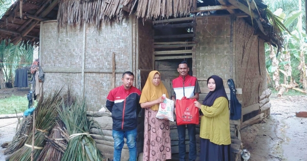 Sentuhan Kemanusiaan DPC PDI Perjuangan Aceh Utara untuk Janda Miskin di Meurah Mulia