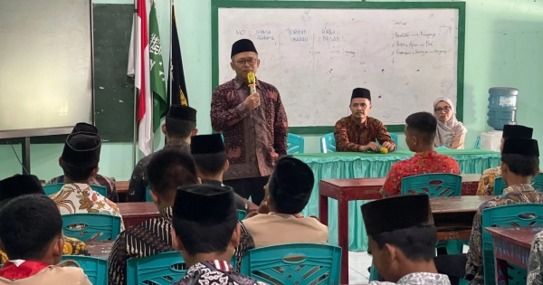 Wibowo Prasetyo Ingatkan Siswa MTs Ma’arif 2 Muntilan Bijak Medsos dan Patuhi PP Tunas