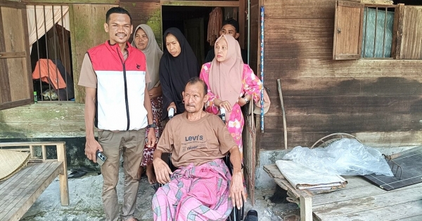 Wujudkan Janji, Syibral Mulasi Serahkan Kursi Roda untuk Pasutri di Aceh Utara