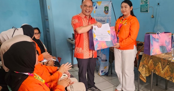 Yeremia Mendrofa Gandeng Karang Taruna Gelar Pelatihan Tata Rias di Karang Mulya