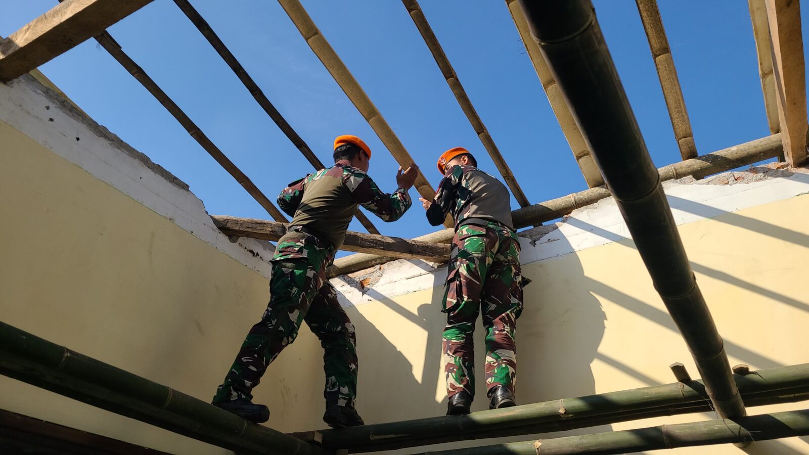 Peduli Sarana Ibadah Warga, Denmatra 2 Pasgat Renovasi Mushola Syeh Maulana Ishaq
