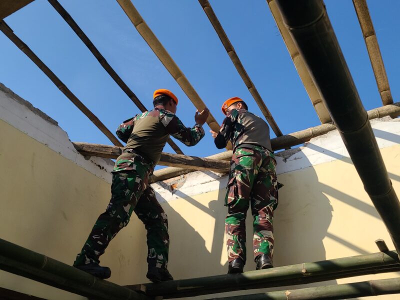 Peduli Sarana Ibadah Warga, Denmatra 2 Pasgat Renovasi Mushola Syeh Maulana Ishaq